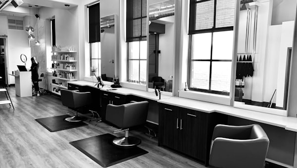 Salão de cabeleireiro professional com espelhos e cadeiras de styling — exemplo de site para estética