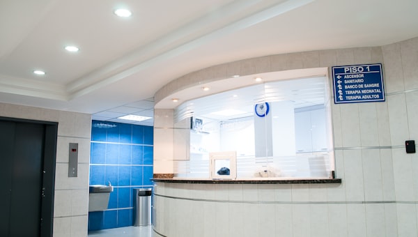 Corredor de clínica médica moderna com iluminação clara e ambiente professional — exemplo de site para saúde