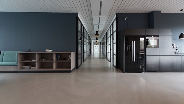 Escritório moderno open-space com secretárias e iluminação natural — exemplo de site para empresas