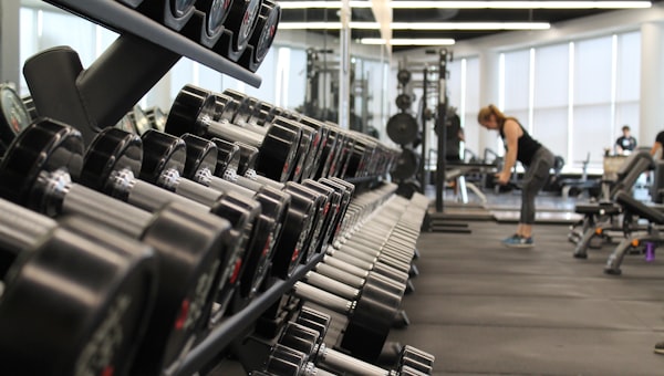 Ginásio equipado com máquinas de musculação e área de treino funcional — exemplo de site para fitness